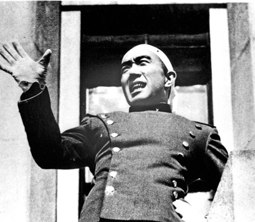 三島由紀夫が１９７０年に割腹自殺する前、自衛隊総監部庁舎で自衛隊員に再武装を促す演説をしている。［中央フォト］