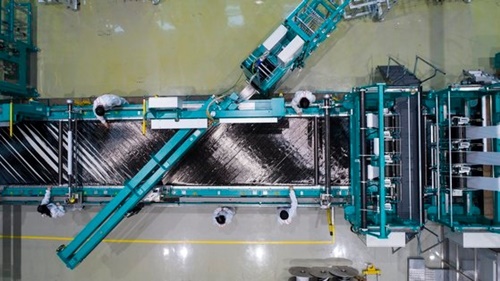 韓国炭素融合技術院の研究員が炭素繊維製織装備で炭素繊維を作っている。樹脂を使って成形すれば我々がよく見る炭素繊維となる。［写真　韓国炭素融合技術院］