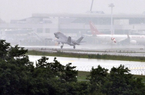 韓国で史上初めてとなるステルス戦闘機Ｆ３５Ａが３月に続いて１５日、韓国に無事に着陸した。　フリーランサー　キム・ソンテ