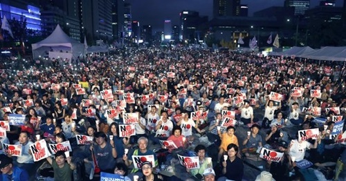 １５日午後、ソウル光化門広場で開かれた「８・１５安倍糾弾汎国民ろうそく文化祭」に参加した市民が、安倍政権の歴史歪曲と経済報復措置を糾弾している。　チェ・スンシク記者