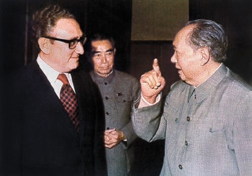 １９７２年に中国を訪問し、毛沢東主席（写真右）と対話するヘンリー・キッシンジャー米国国家安全保障補佐官。中央は周恩来首相。［中央フォト］