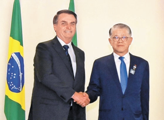崔信源ＳＫネットワークス会長が２２日（現地時間）、ブラジルのボルソナロ大統領に会い、両国間の協力強化について議論した。［写真　ＳＫネットワークス］