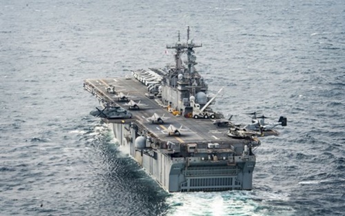 米海軍の強襲揚陸艦「ワスプ」（ＬＨＤ１）の甲板に垂直離着陸ステルス戦闘機Ｆ－３５Ｂが並んでいる。ワスプは１０機のＦ－３５Ｂを運用する。韓国海軍もこのように空母として使用できる多目的大型輸送艦を建造する計画だ。［写真　米海軍］