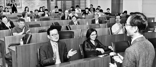 延世大学経済研究所と韓国経済研究会、韓国経済学界が２日にソウルの延世大学で「東アジアの国際環境変化と韓半島の経済協力」という主題でセミナーを開いた。イ・ヒョンフン韓国経済研究学会長があいさつを述べている。ホ・ムンチャン記者