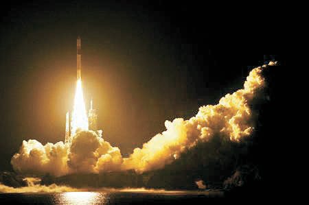 種子島宇宙センターでのＧＰＳ衛星「みちびき２号」打ち上げ。日本は衛星の製作・打ち上げ能力を保有し、現在７機の情報収集衛星を運用している。しかしその水準は米国と大きな差がある。　［中央フォト］