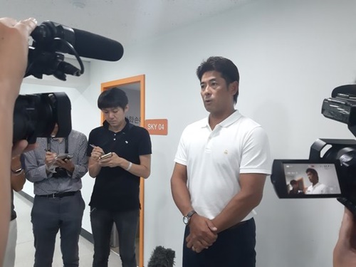 稲葉監督が韓日取材陣のインタビューに応じている。