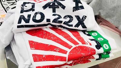 豪マートで販売されていた旭日旗Ｔシャツ［豪同胞のヤン・ジェヒョンさんのフェイスブック　キャプチャー］
