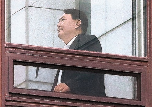 韓国の尹錫ヨル（ユン・ソクヨル）検察総長が９日、大検察庁で昼食のために別館に移動している。ウ・サンジョ記者