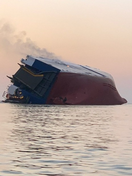 ジョージア州海岸で転覆した現代グロービス所属の大型自動車運搬船「ゴールデンレイ号」［写真　米国沿岸警備隊ツイッター］
