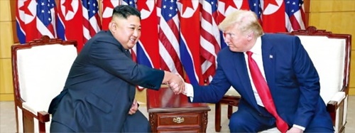 北朝鮮が今月下旬の米朝交渉を提案しトランプ米大統領が肯定的な反応を出しながら早ければ今月末にも両国の非核化実務交渉が再開される見通しだ。トランプ大統領（右）と金正恩国務委員長が６月３０日に板門店（パンムンジョム）で会い握手している。［韓経ＤＢ］