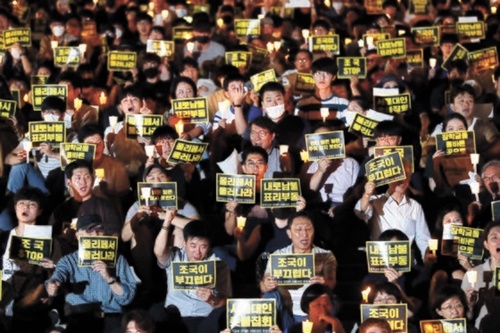先月２８日、ソウル大学総学生会が冠岳キャンパス学生会館前アクロで開催した「第２回チョ・グク教授ＳＴＯＰ！ソウル大人ろうそく集会」の様子。