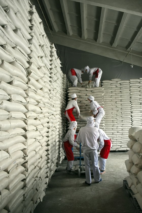 ２０１６年、北朝鮮のあるＷＦＰ支援工場で職員が食糧を積む様子。［写真　ＷＦＰ］