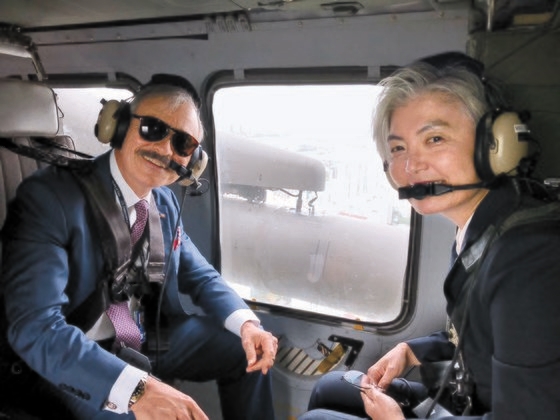 康京和外交部長官（右）とハリス駐韓米国大使が２０日、ブラックホークヘリコプターに乗って烏山空軍基地に向かっている。［写真　ハリス大使　ツイッター］