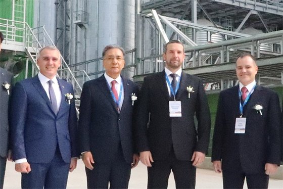 ポスコインターナショナルが２４日（現地時間）、ウクライナのミコライフ港で穀物輸出ターミナルの竣工式を開いた。左から２人目がポスコインターナショナルのキム・ヨンサン社長。［写真　ポスコインターナショナル］