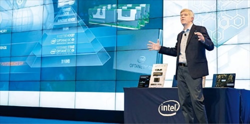 インテルのロブ・クローク上席副社長が２６日、ソウル清渓川路のＪＷマリオット東大門スクエアで次世代メモリー事業戦略を発表している。　［インテル提供］
