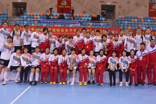 女子ハンドボール韓国代表が東京オリンピック（五輪）アジア予選で５戦全勝し、五輪出場権を獲得した。大会終了後の表彰式場で北朝鮮の選手と共に記念撮影をした韓国の選手。　［写真　大韓ハンドボール協会］
