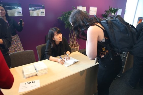 小説家の韓江氏がヨーテボリ・ブックフェアでスウェーデンの読者にサインをしている。［写真　大韓出版文化協会］