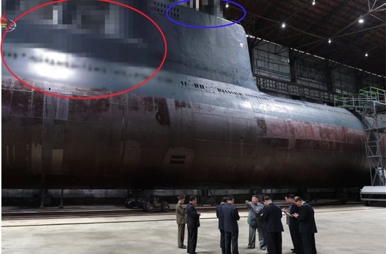写真は北朝鮮の金正恩国務委員長が今年７月２３日に新たに建造した潜水艦を視察したと、朝鮮中央テレビが２３日報じたもの。