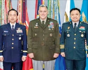 （左から）日本の山崎幸二・自衛隊統合幕僚長、米国のマーク・ミリー合同参謀議長、韓国の朴漢基・合同参謀本部議長