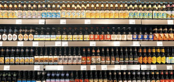 ある大型マートのクラフトビールコーナーにベルギー・米国・日本など海外各地のクラフトビールが並んでいる。［中央フォト］