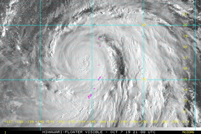 ８日午前に撮影した台風１９号の姿［写真　米海洋大気庁（ＮＯＡＡ）］