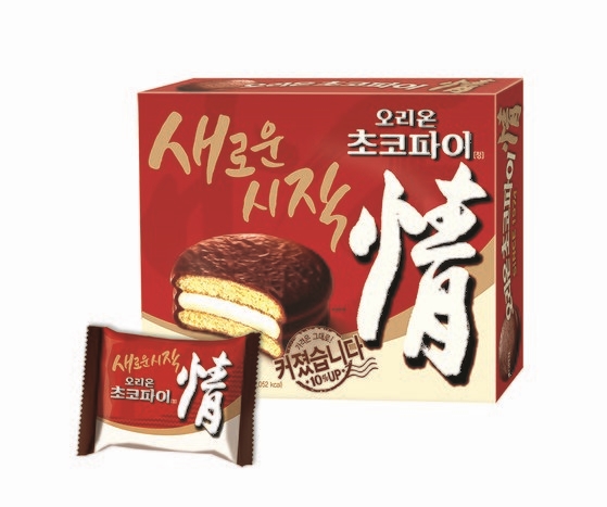 オリオンのチョコパイは６０カ国で年間２０億個以上売れる。写真は韓国で売られているチョコパイの包装紙。［写真　オリオン］