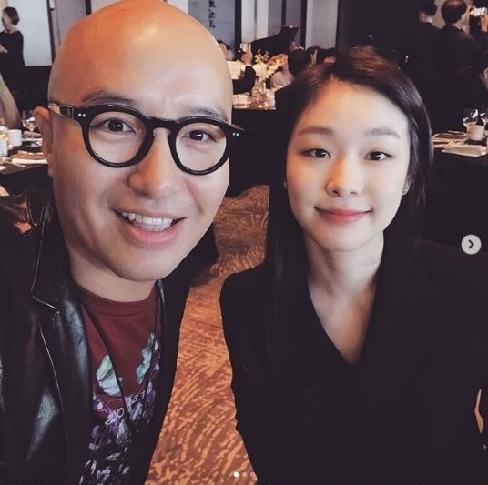 韓国のタレント、ホン・ソクチョン（左）とキム・ヨナ