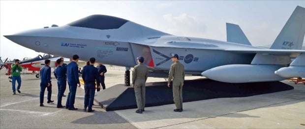 「ソウル国際航空宇宙および防衛産業展示会２０１９」開幕前日の１４日、京畿道城南のソウル空港で、行事関係者が韓国型次世代戦闘機（ＫＦ－Ｘ）の実物模型を見ている。今回の行事は２０日まで開かれる。　キム・ヨンウ記者