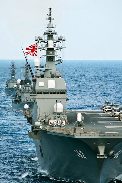 旭日旗を付けている日本海上自衛隊の駆逐艦。［中央フォト］