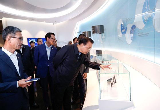 中国の李克強首相が１４日、中国陝西省西安のサムスン電子半導体工場を視察した。［中国政府網　キャプチャー］