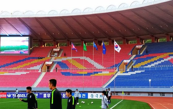 ２９年ぶりに開かれた平壌男子サッカー南北対決は観覧席を空けたまま行われた。［写真　大韓サッカー協会］