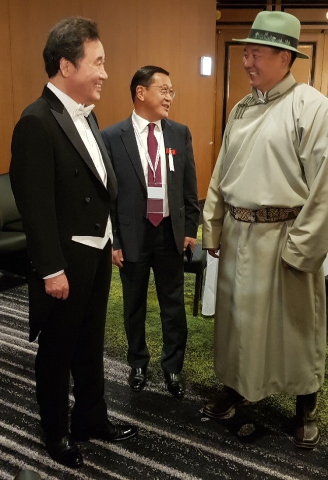 燕尾服を着た韓国の李洛淵首相が徳仁天皇即位式に参列するために待機している間、今年３月の歴訪で会ったモンゴルのウフナーギーン・フレルスフ首相と話を交わしている。［写真　総理室］