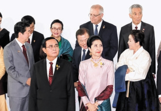  文在寅大統領と日本の安倍晋三首相が３日にタイのバンコクで開かれたタイ首相主催の夕食会であいさつしている。前列はタイのプラユット首相夫妻。バンコク＝カン・ジョンヒョン記者