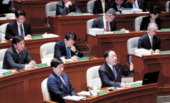 洪楠基（ホン・ナムギ）経済副首相（前列右）が４日、国会予算決算委員会の全体会議で発言している。　イム・ヒョンドン記者