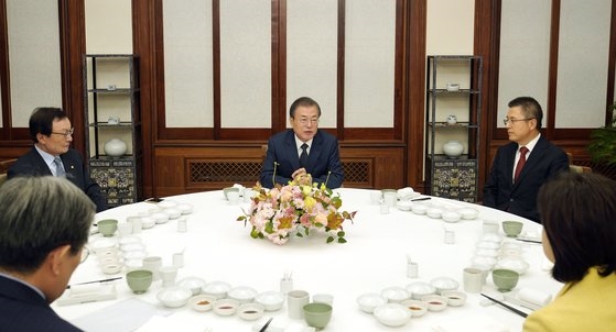 文在寅大統領が１０日晩、与野５党代表を青瓦台官邸で招請し、夕食会を開いた。［写真　青瓦台］