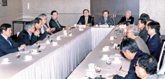 １４日、ソウルのロッテホテルで財団法人「韓半島平和構築」の政策討論会が開かれた。　チェ・スンシク記者