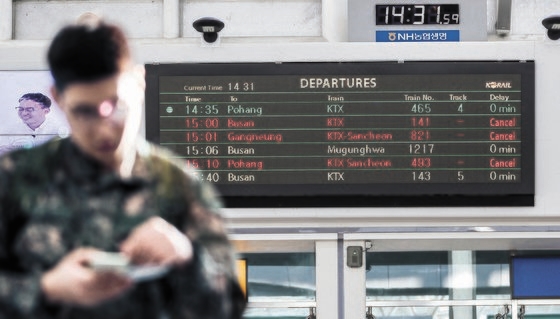 全国鉄道労働組合が勤務体系の改編、総人件費の正常化などを要求して２０日午前９時から無期限ゼネストに入った。この日、ソウル駅の電光掲示板にキャンセルとなった列車便が表示されている。　キム・ギョンロク記者