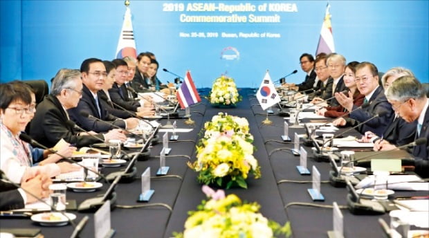 文在寅大統領が２５日釜山市内のホテルでタイのプラユット首相（左から３人目）と首脳会談をしている。ホ・ムンチャン記者