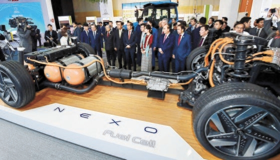 「２０１９韓・ＡＳＥＡＮ特別首脳会議」に出席中である文在寅大統領とＡＳＥＡＮ各国首脳が２６日、釜山ＢＥＸＣＯ革新成長ショーケース展示場で現代自動車の水素電気車「ＮＥＸＯ」の模型を見ている。［写真　青瓦台写真記者団］