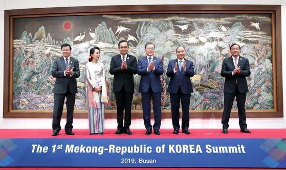 文在寅大統領が２７日釜山ヌリマルで開かれた第１回韓・メコン首脳会議に先立ち各国首脳らと記念写真を撮影している。［写真　青瓦台写真記者団］