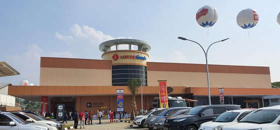 ロッテショッピングが２７日にインドネシアでオープンしたロッテマート・チマヒ店。［写真　ロッテショッピング］