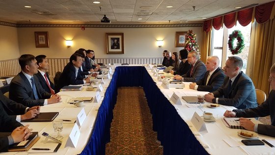 韓米防衛費交渉代表団が４日（現地時間）、米ワシントンで第１１次韓米防衛費分担特別協定（ＳＭＡ）締結のための４回目の会議を開いた。会議は前日から２日間行われた。［写真　在米韓国大使館提供］