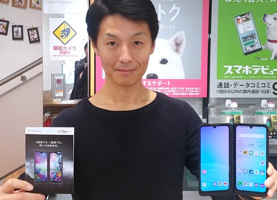 ＬＧエレクトロニクスがプレミアムスマートフォン「Ｇ８Ｘ　ＴｈｉｎＱ」を日本に発売した。ＬＧエレクトロニクス日本法人の職員が東京のソフトバンク店舗でＧ８Ｘ　ＴｈｉｎＱを紹介している。［写真　ＬＧエレクトロニクス］