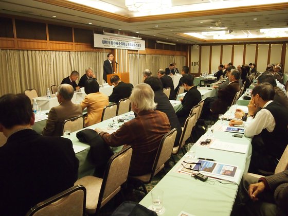 「朝鮮半島の安全保障と日韓関係の展望」を主題に今月７日、東京で開かれた日韓平和政策学術フォーラム（日本平和政策研究所、韓国平和研究学会共同主催）で東洋大学の西川吉光教授が発言している。［写真　韓国平和研究学会］