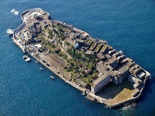 長崎港の近海に位置した軍艦島（端島）。（写真＝中央フォト）