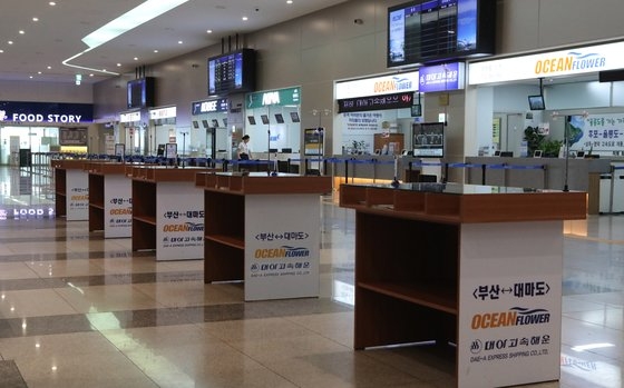 釜山～対馬（厳原）を運航する旅客船全便の運航が中断された。未来高速海運が運営するコビー号が８月１８日から該当路線の運航を中断した関係で、釜山港国際旅客ターミナルが休日にもかかわらず閑散としている。ソン・ポングン記者