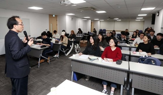 韓半島平和作り学堂の朴英鎬校長が９日、中央日報の講義室で大学生に講演している。第１期の授業最終日だったこの日、２７人の大学生が韓半島情勢について討論した。ピョン・ソング記者