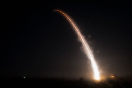 ５月１日未明（現地時間）、米カリフォルニア州バンデンバーグ空軍基地で発射されたミニットマン３大陸間弾道ミサイル（ＩＣＢＭ）が上昇している。核弾頭がないミサイルを発射する訓練。［写真　米空軍］