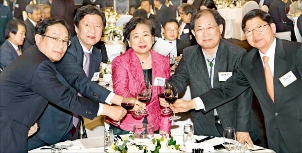 韓経ミレニアムフォーラム忘年会が１７日にソウル市内のホテルで開かれた。左からウリィ金融グループのソン・テスン会長、韓国経済新聞社のキム・キウン社長、現代グループの玄貞恩会長、韓国経営者総協会のパク・ビョンウォン名誉会長、延世大学のチョン・カプヨン名誉特任教授らが乾杯している。シン・ギョンフン記者
