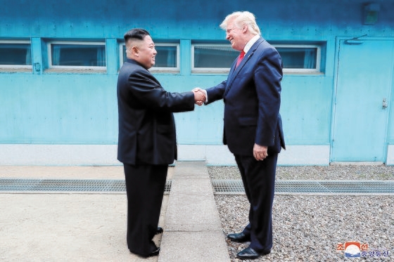 ６月３０日、板門店（パンムンジョム）でサプライズ会談を行った米国のドナルド・トランプ大統領（左）と北朝鮮の金正恩国務委員長